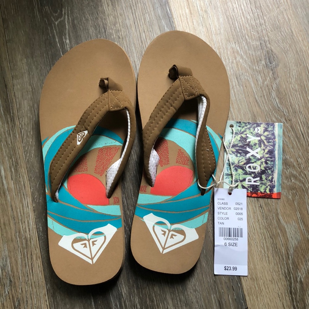 NWT Roxy size 6 tan flip flops